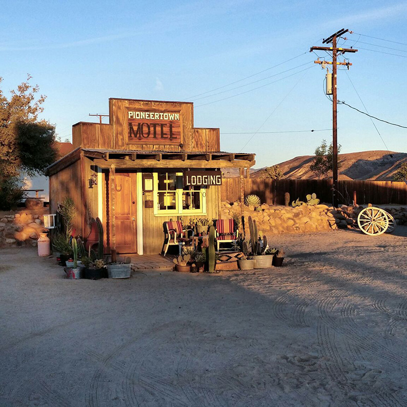 Pioneer town Motel