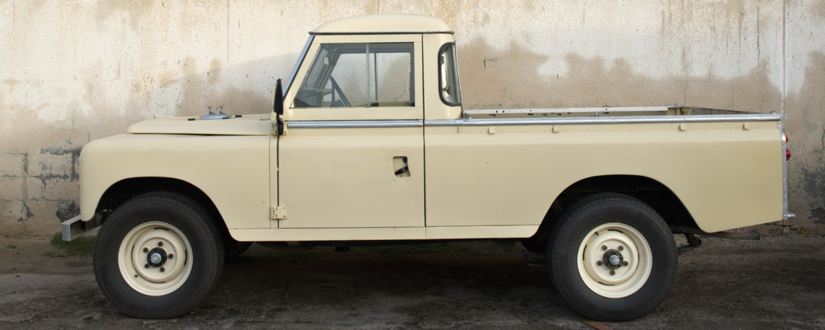 Old land rover series 3