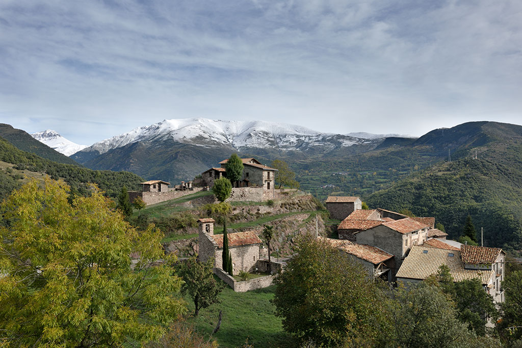 The village of Castell-Estao overlooking the pics of the Aigüestortes National Park.